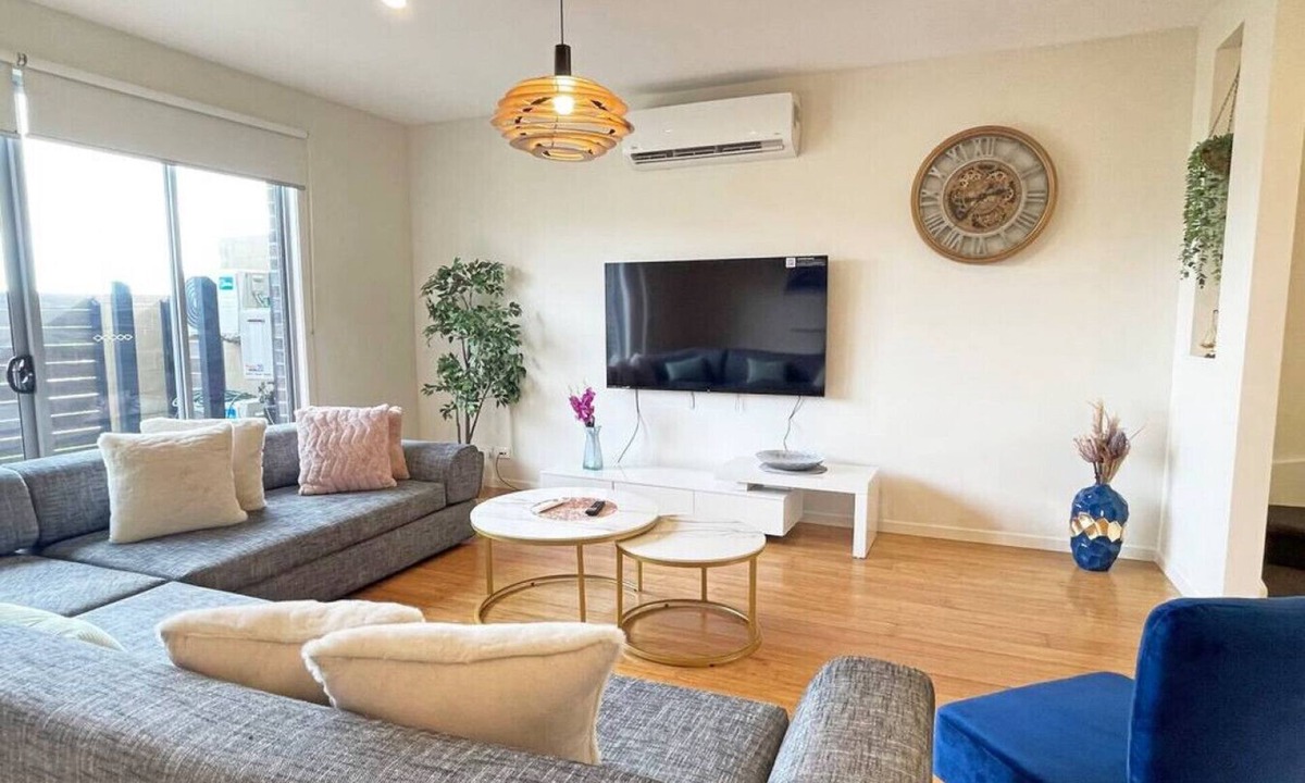 Knoxfield House | Knoxfield 4-BRM Retreat Home Golf Course Free WiFi
