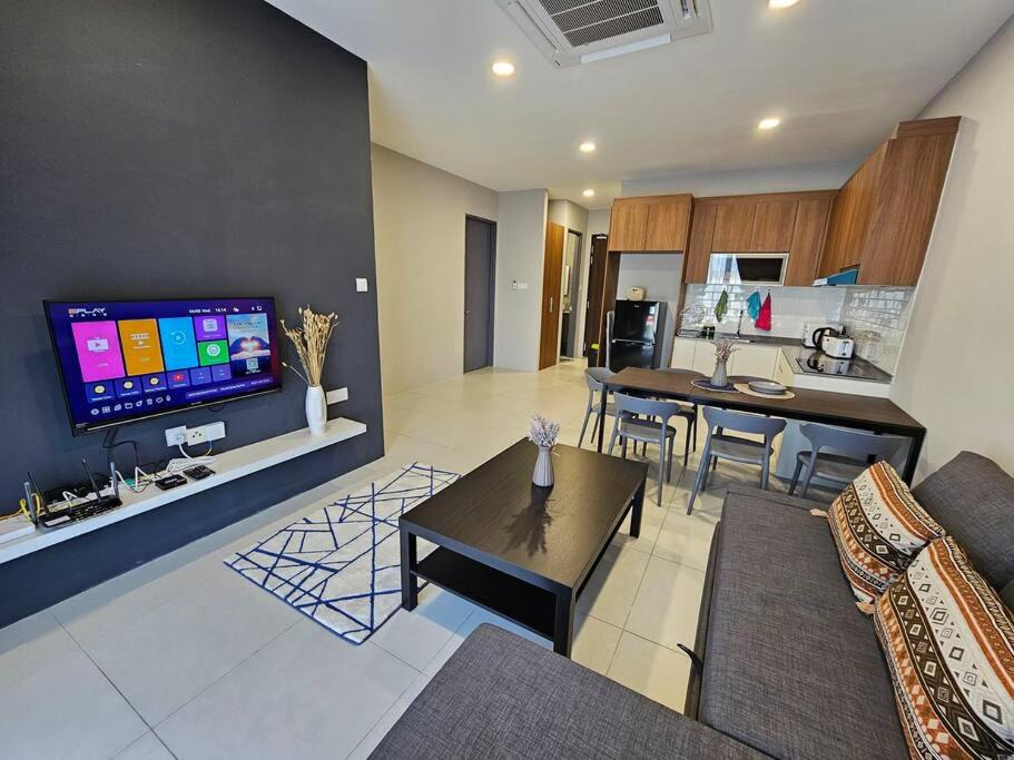 Taman Charming Apartment | Kuching Podium Opposite Mall 3BR free parking with Pool A1