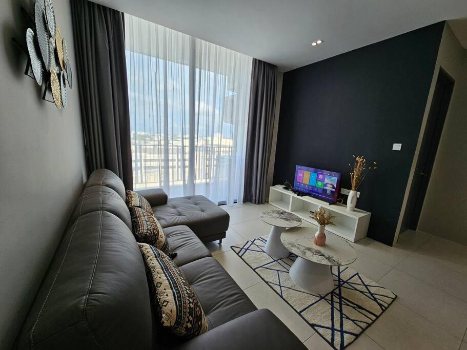 Taman Charming Apartment | Kuching Podium Opposite Mall 3BR free parking with Pool A3