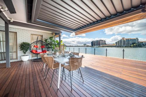 Tennyson House | La Brisa - Waterfront Retreat between Lake & Coast