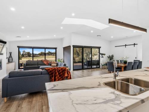 Yarrawonga House | La Plaza Del Toros