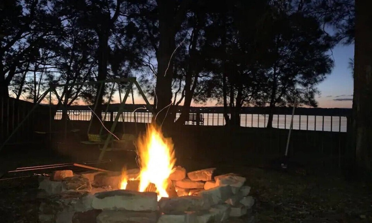 Mannering Park House | Lago Mac - dog friendly lake house with great sunsets