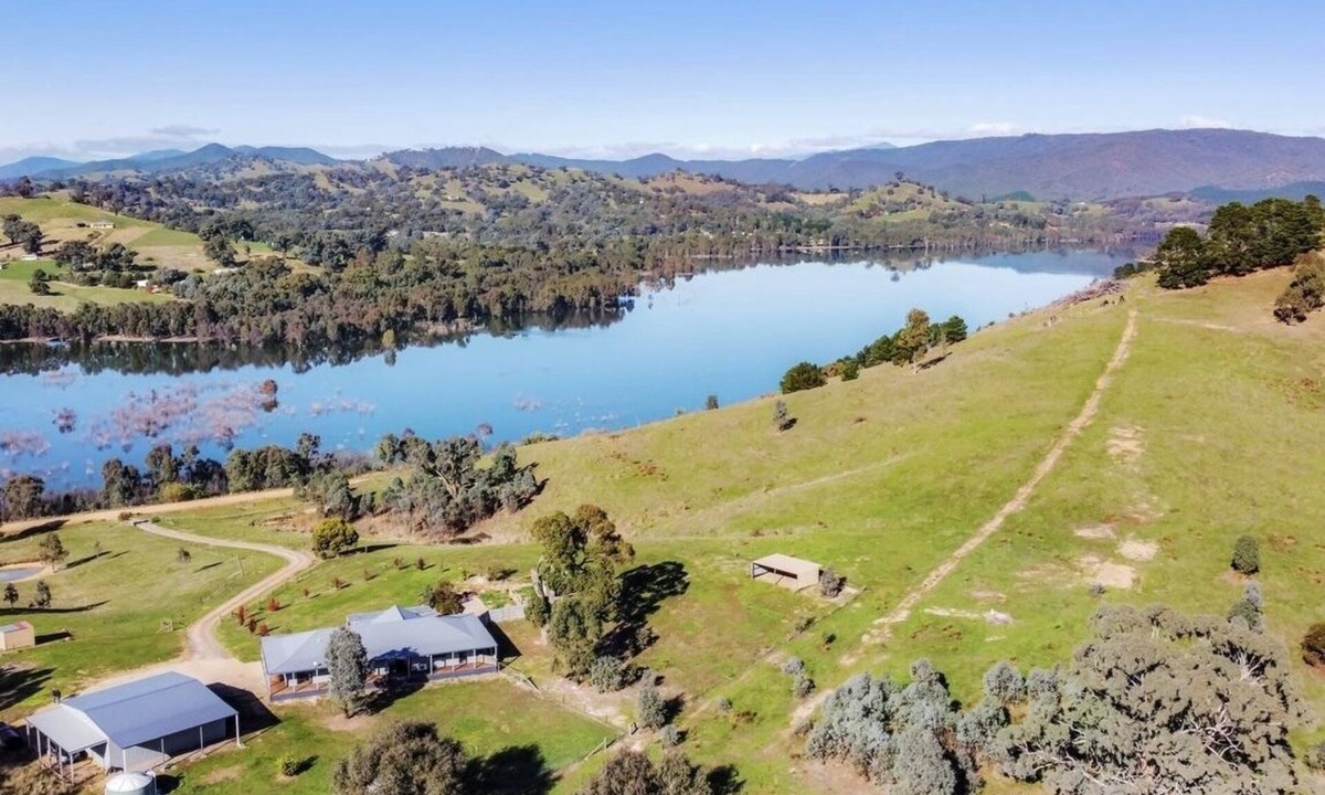 Mansfield House | Lake Breeze Lakeside Holiday House