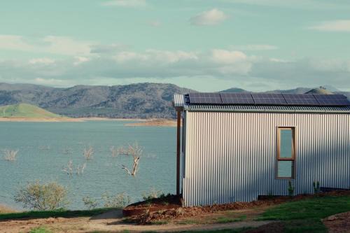Bonnie Doon House | Lake Eildon Cabin with Lake Views, Plunge Pool & Outdoor Cinema