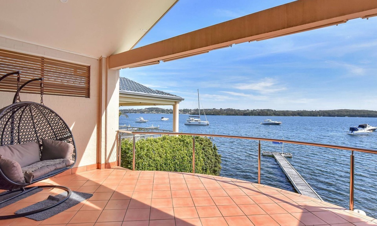Coal Point House | Lake Escape – Tranquil Retreat by the Water