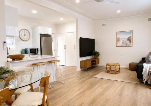 Belmont North House | Lake Macquarie Getaway - 3BR - Deck - Games Room
