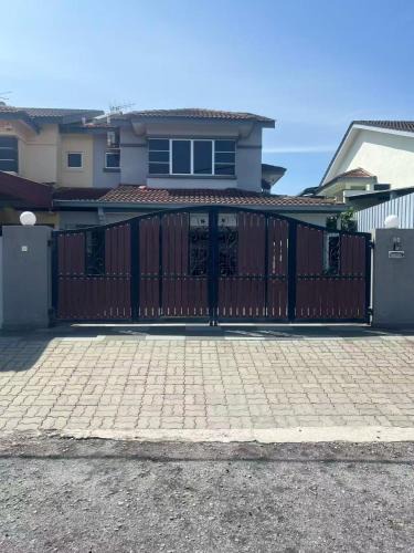 Rumah Pangsa Taman Utama House | Lake View From Bed Peaceful Getaway Home