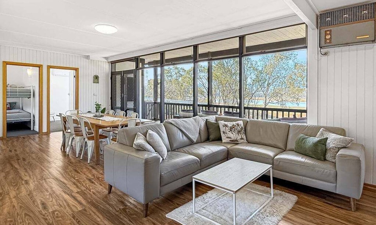 Bonnie Doon House | Lakefront Palms - Lakefront living, pet friendly home