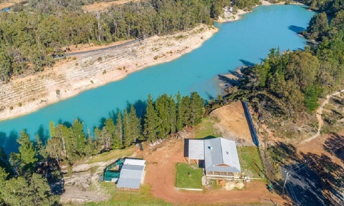 Allanson Cottage | Lakehouse with private lake access and beach