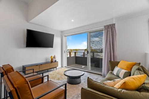 Buff Point Apartment | Lakeside 2-Bed Retreat with Sunny Balcony