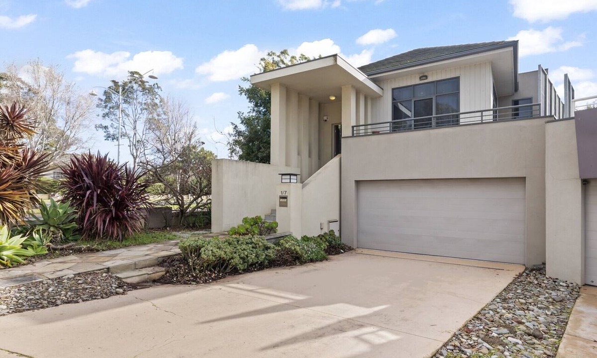 Sanctuary Lakes Apartment | Lakeside 3-Bed Family Home with Amazing Views
