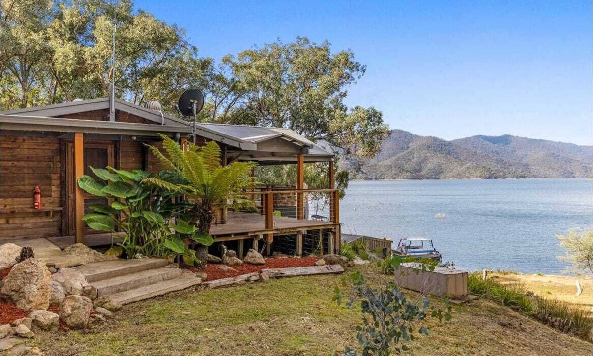 Taylor Bay House | Lakeside Abode at Taylor Bay | Lake Eildon