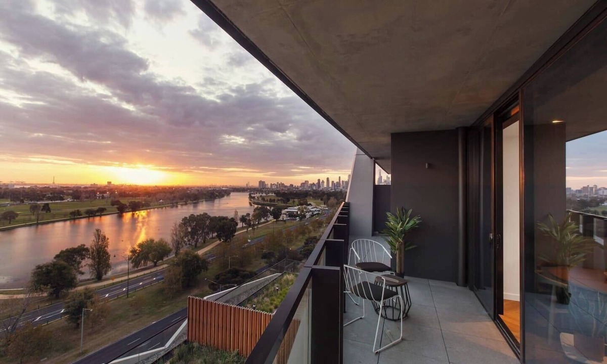 Melbourne Apartment | Lakeside Five star Comfort w Uninterrupted Views