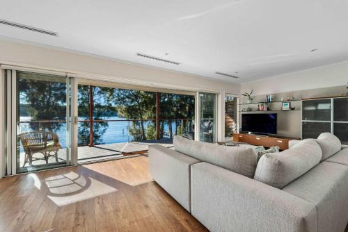 Kings Point House | Lakeside - relaxed 3 BR waterfront retreat