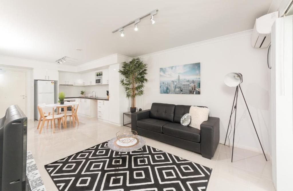 Rockingham Apartment | Lakeview Suite 05