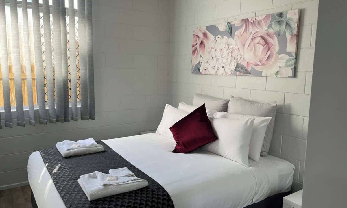 Slade Point Apartment | Lamberts Beach Unit, Whale Lookout 2 Min