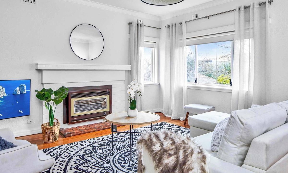 Prahran Apartment | Large 1 Bed Art Deco Prahran with Study