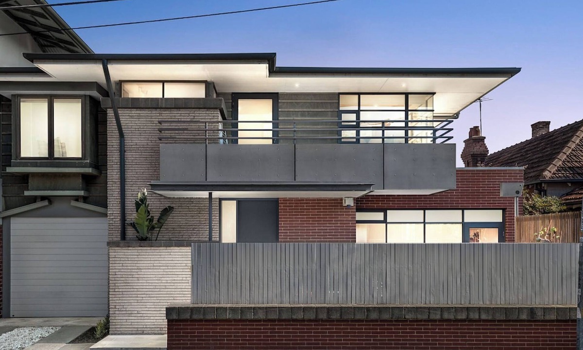 Saint Kilda South House | Large Bedroom with Courtyard Near St Kilda Beach