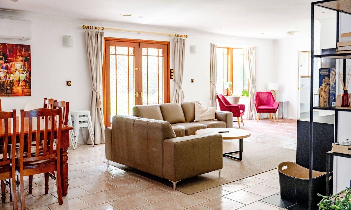 Orange House | Large & central! Indoor pool. Pets welcome. Orange NSW