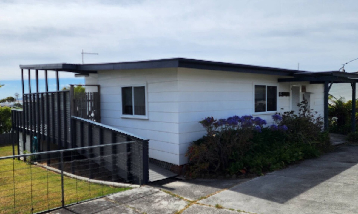 Bridport House | Large Deck - Beaches Nearby