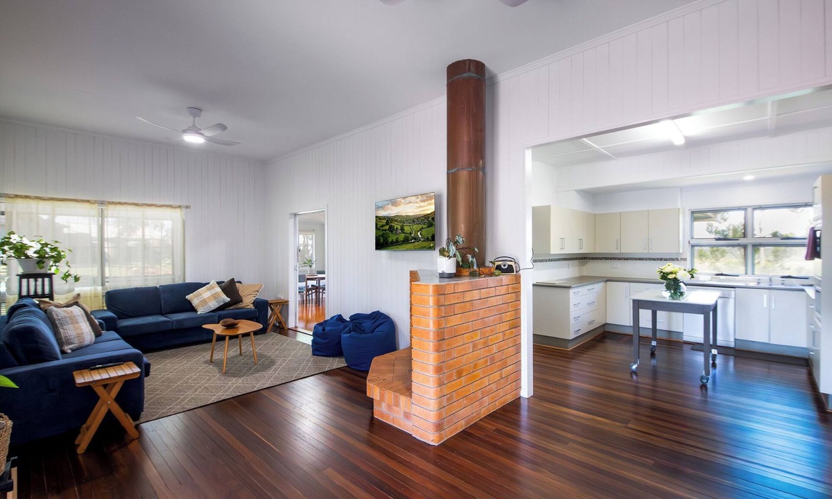 Isis Central House | Large family home in a quiet rural location.
