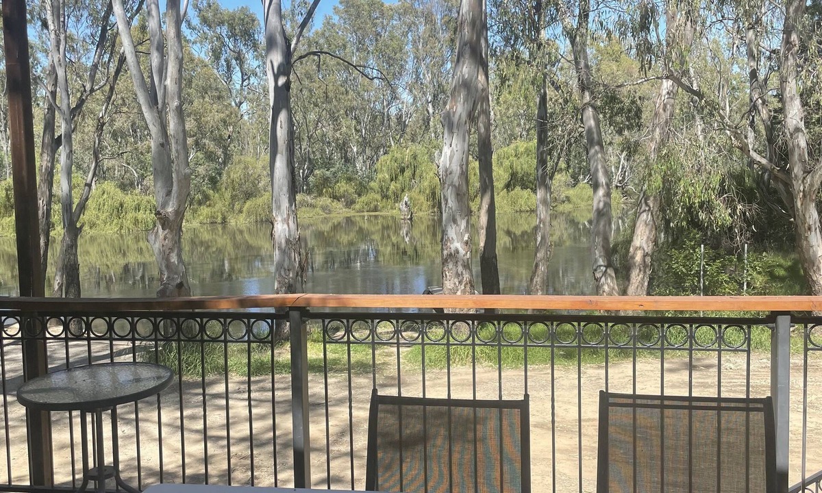 Brimin House | Large home overlooking the Ovens River. Great boating & close to wineries.