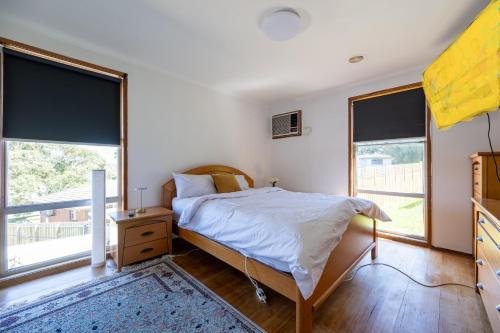 Jacana House | Large room Queen bed