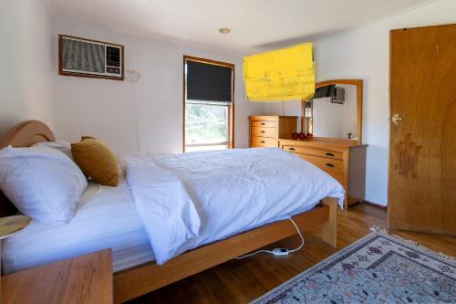 Jacana House | Large room Queen bed