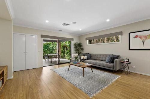 Armstrong Creek House | Lavish Modern Home - 10mins to Torquay & Geelong