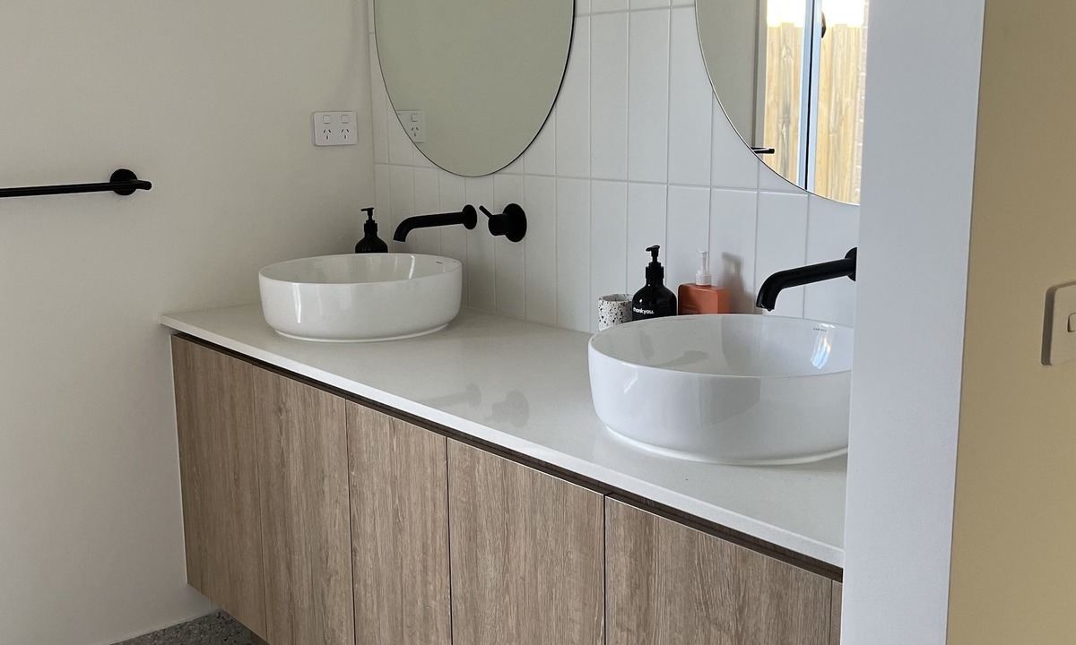 Rhyll Other | Light, bright and open new family home on the Island