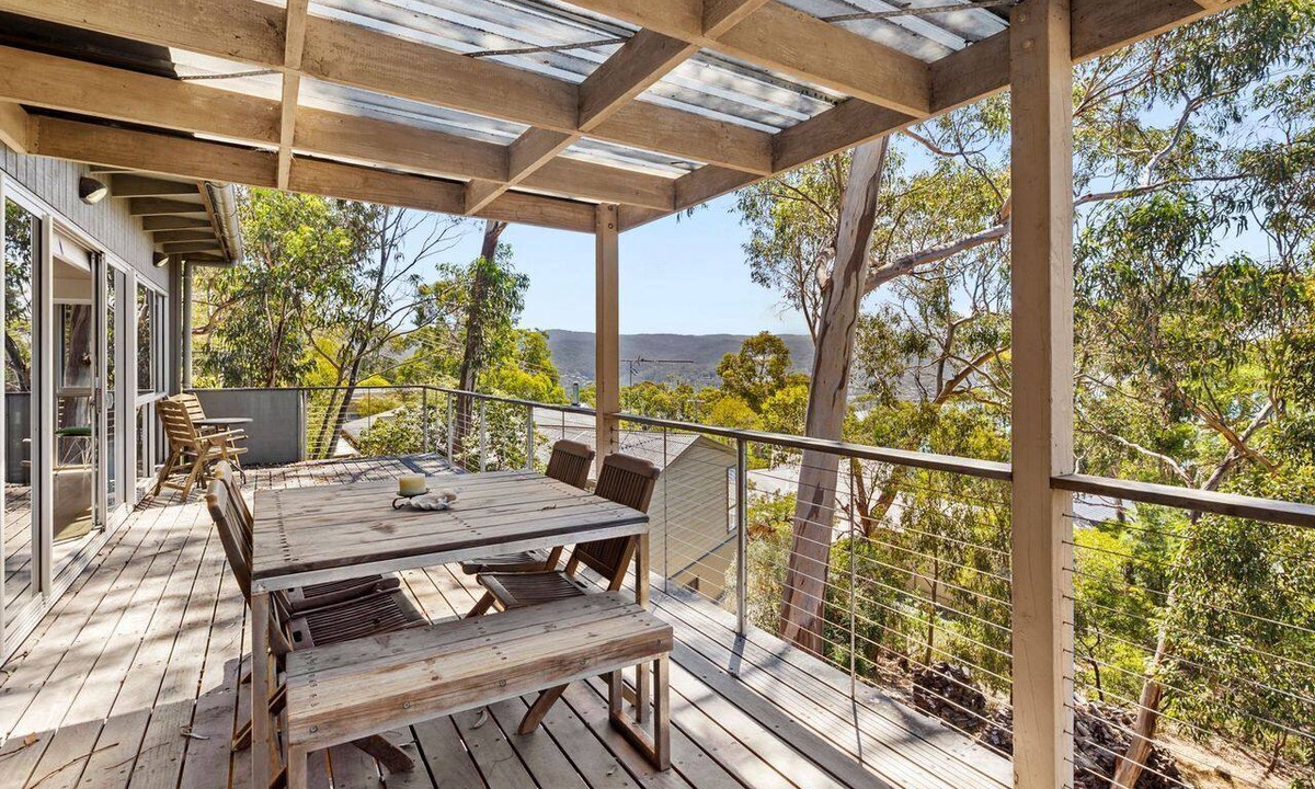 Lorne House | Light House - A tranquil retreat harmonizing with nature.