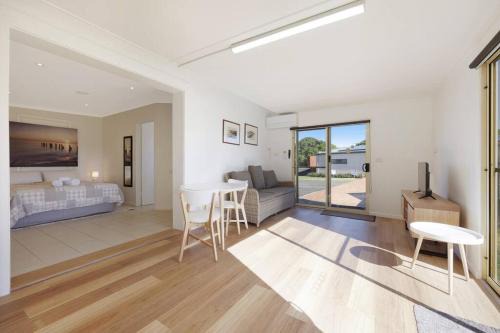 Warrnambool Apartment | Lil Greenviews, studio room with queen bed
