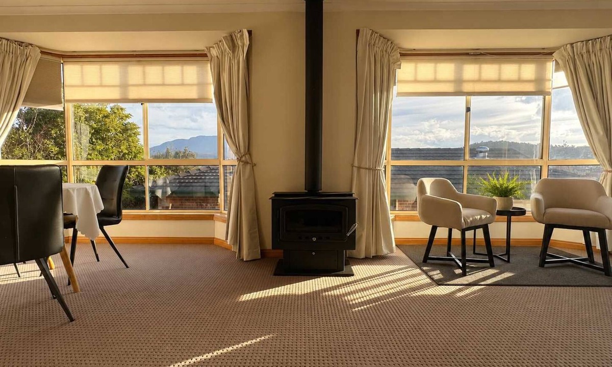 Lindisfarne House | Lindisfarne Loft Near CBD
