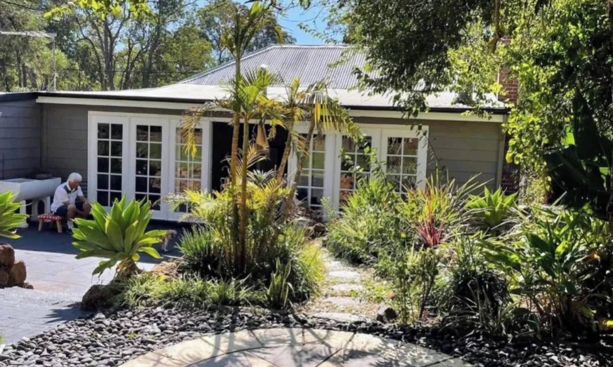 Mount Helena House | Little Sunshine Cottage - Sunflower Room (Hosted)