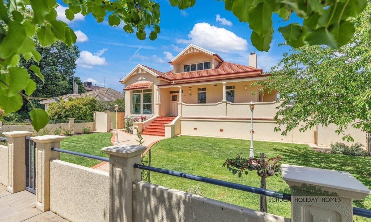 Echuca House | Llewoh on Crofton - stunning central Echuca heritage home with spa