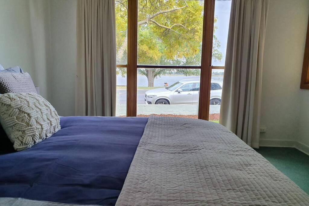 Lake Wendouree House | Location! Location! Overlooking Lake Wendouree