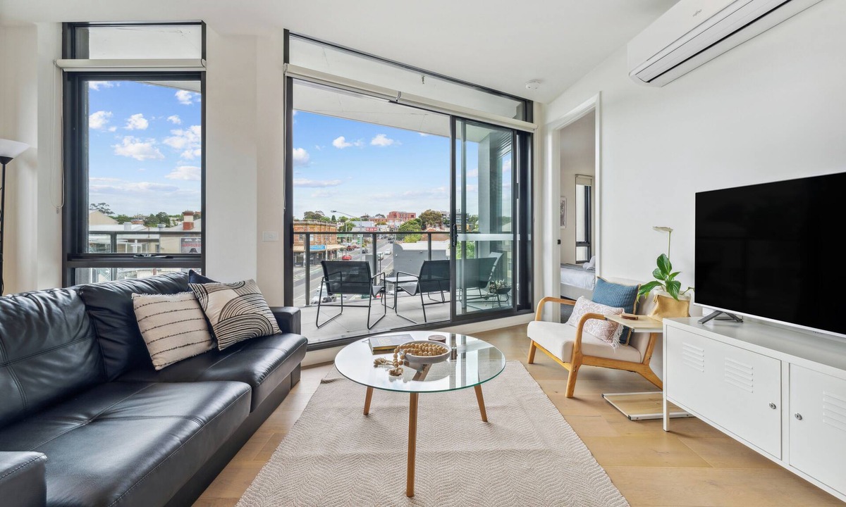 Travancore Apartment | Long bookings welcome - Light-Filled 2BR Apt w/Balcony + Free Parking