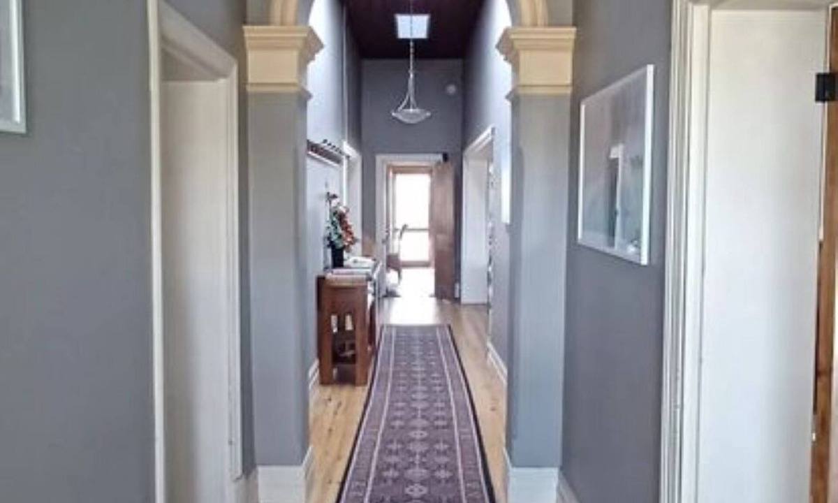Moorowie House | Lovely 100yr old cottage 5 mins from famous Flaherty Beach, Pet friendly
