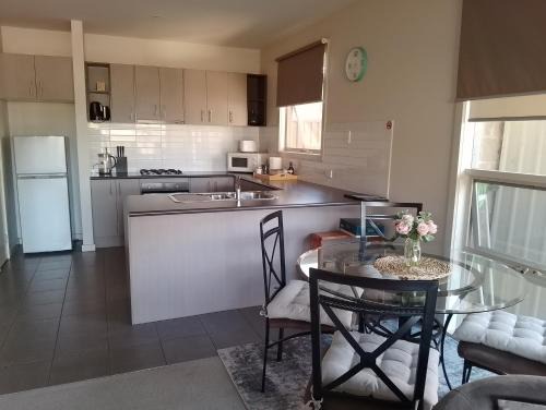 Shepparton South Apartment | Lovely 2 BR Spa apartment, Opposite Shepp Lake