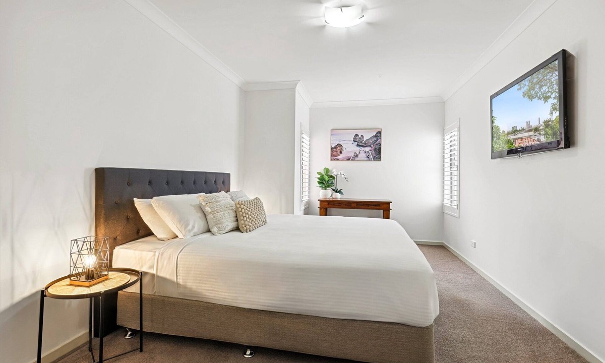 Greenslopes Apartment | Lovely 3-Bed with Alfresco Dining