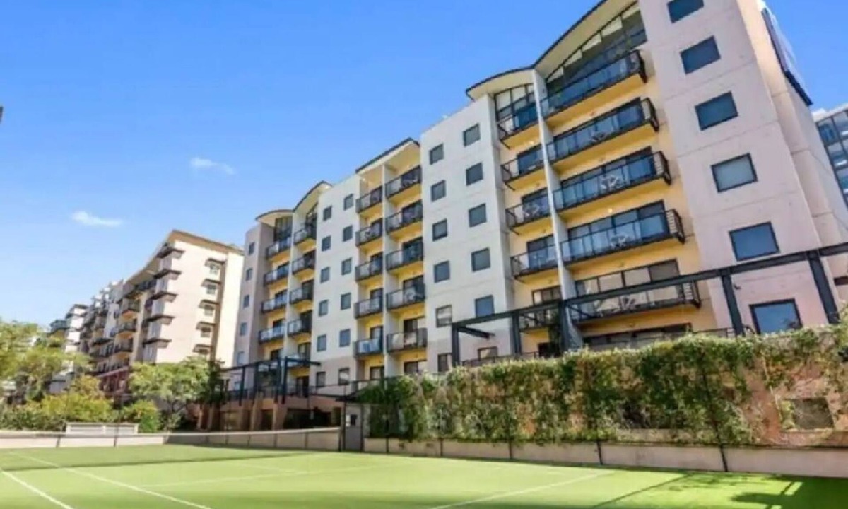 Perth Central Business District Apartment | Lovely one bedroom city apartment with pool, free parking, gym, walk to the city