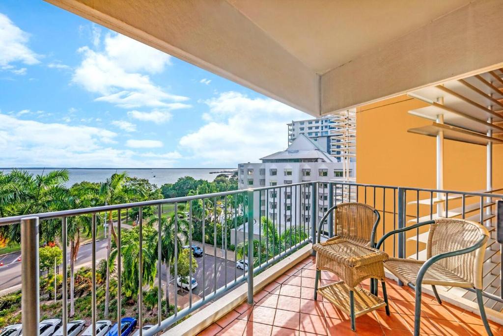 Darwin City Centre Apartment | Lush Vista - Poolside Living on Esplanade with Balcony