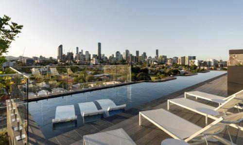 East Brisbane Apartment | Luxe 2BR with Rooftop Pool and CBD View