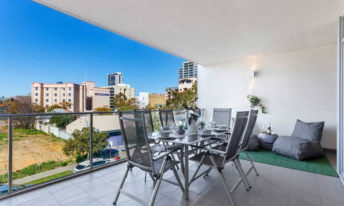 East Perth Apartment | Luxe Chic 3bd Apt City Skyline views