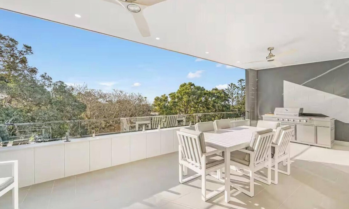 Crescent Head Apartment | Luxe Coastal Escape. Walk to beach, cafe and shops.
