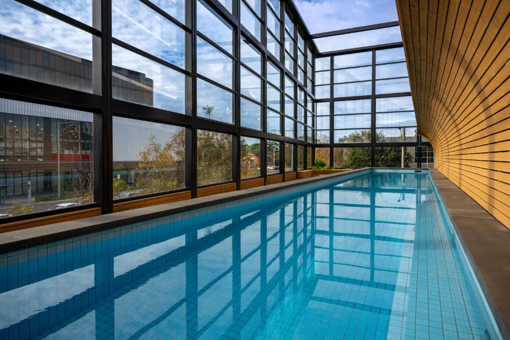 Doncaster House | Luxe Modern I OPP Westfield I Pool I Gym I CarPark