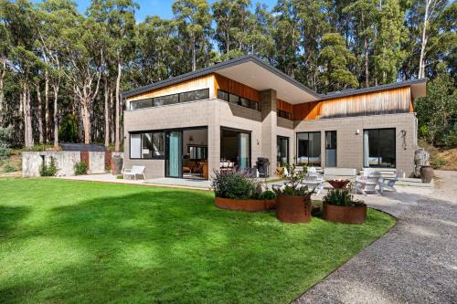 Eganstown House | Luxe Retreat 4min to Daylesford - 3BR Sleeps 8