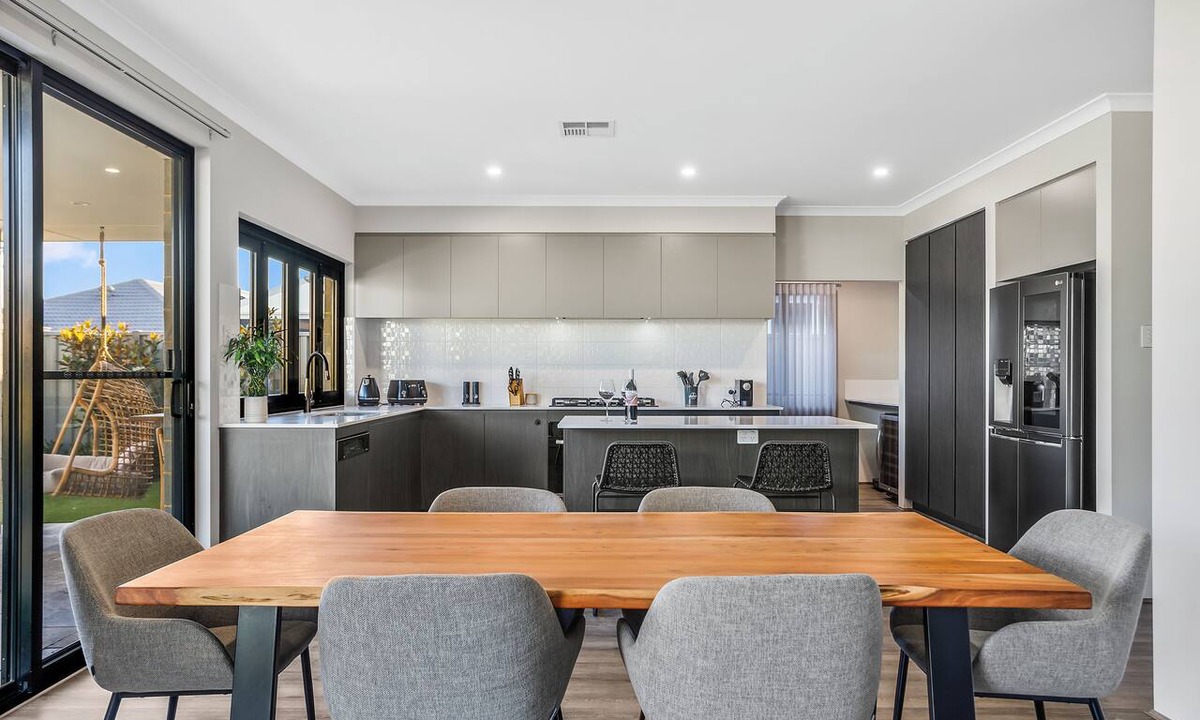 Eglinton House | Luxurious coastal retreat | Swan BnB Management