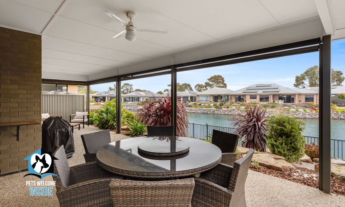 Victor Harbor House | Luxurious Lakefront on Franklin Island