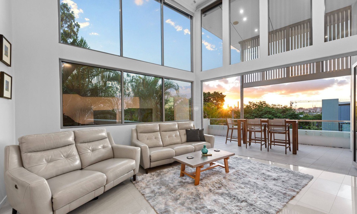 Bulimba House | Luxurious Living! 3Bed/3Bath/1Car/Pool ~ Balmoral